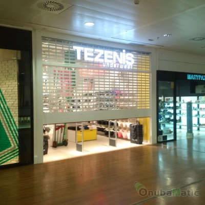 Intalación enrollable en tienda Tezenis en Sevilla, CC.CC. Nervión Plaza