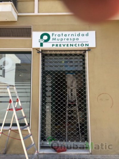 Persiana automatica de aros en galvanizado instalada en Huelva