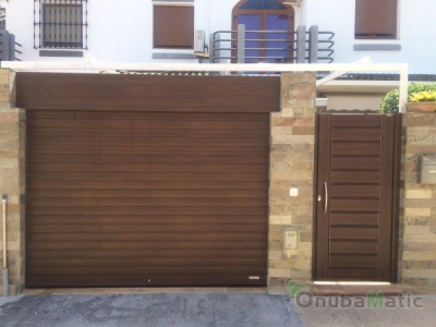 Persiana y puerta de entrada en aluminio imitación madera instalada en Bellavista (Huelva)