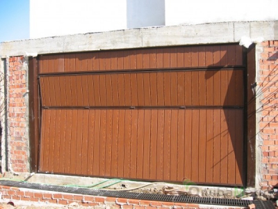 Puerta basculante en madera en vivienda unifamiliar en Rociana del Condado.