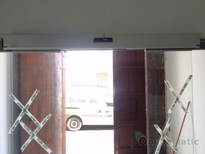Puerta de cristal automática instalada en oficinas de Aqualia en San Juan del Puerto (huelva9