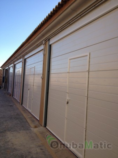 Puertas seccionales con puerta peatonal en garajes privados en Trigueros de la empresa Construcciones Garcia Valenciano,s.l.
