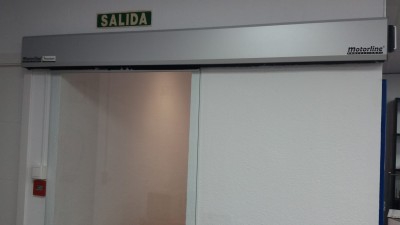 Puerta de cristal automática en Huelva.