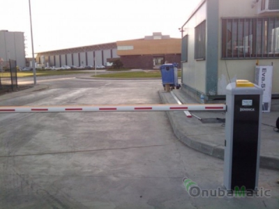 Barrera automática en instalaciones Garcia Carrión en Villanueva de los castillejos