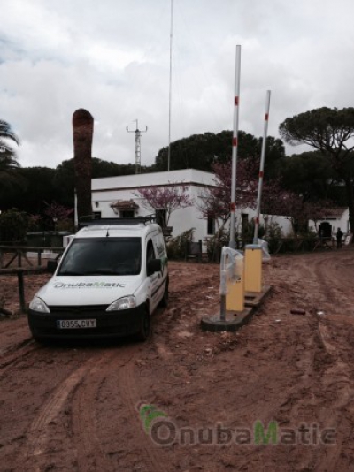 Barreras automáticas en camping Arrayan Hinojos