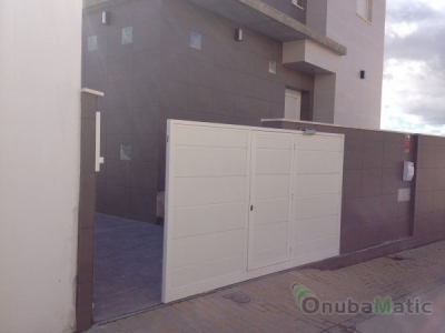 Corredera seccional automatica con puerta peatonal.Vivienda Moguer