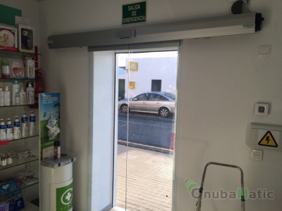 Instalación de Puerta de cristal en farmacia en la localidad de Pozo del Camino (Isla Cristina)