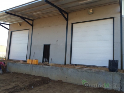 Instalacion de puertas seccionales industriales en Finca Fresaflor de Tariquejos