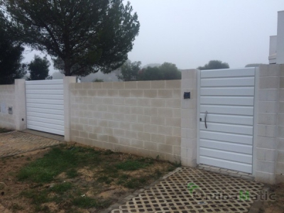 instalación en Aljaraque de puerta de aluminio corredera y peatonal.