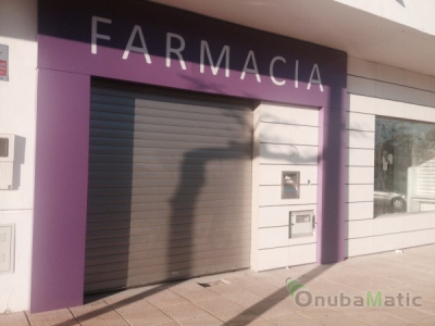 Persiana automatica de seguridad instalada en farmacia Punta Umbria.