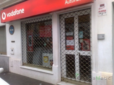 Persiana automatica de seguridad instalada en Huelva, tienda Vodafone.