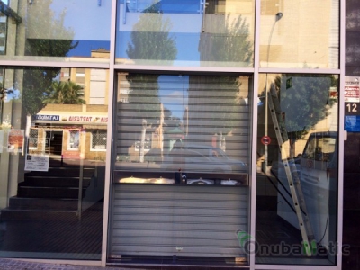 Persiana automática de seguridad instalada en las oficinas de Bayonuba en Huelva.