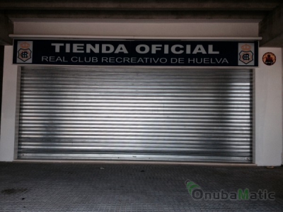 Persiana automática de seguridad instalada en tienda oficial Real club Recreativo de HUelva