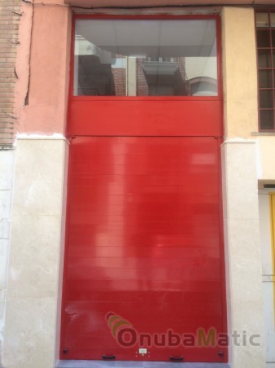 Persiana de seguridad autoamtica de aluminio lacada en ral 300, sede Psoe de Huelva