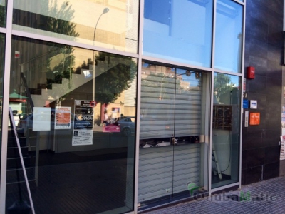 Persiana enrollable automatica en oficinas de Bayonuba en Huelva.