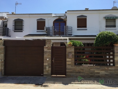 Persiana, puerta de entrada a vivienda y valla todo en aluminio imitación madera nogal.