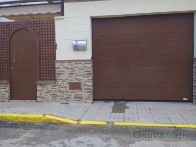 Puerrta de garaje y de entrada en panel seccional imitación madera.