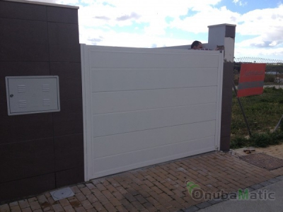 Puerta abatible automática en panel seccional. vivienda en Moguer