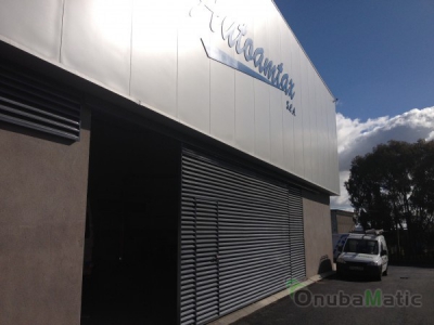 Puerta automatica corredera en instalaciones de Autoamtax, s.c.a. en Huelva