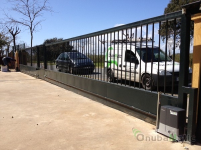 Puerta automatica corredera en Urb. Acuario Glf de Islantilla.