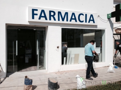 Puerta automática cristal en Farmacia La Antilla