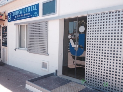 Puerta automatica de cristal en Clinica dental en Bellavista (Aljaraque).