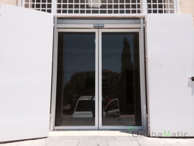 Puerta automatica de cristal en en Instituto en Huelva