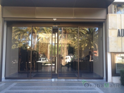 Puerta automatica de cristal en las oficinasde la  Autoridad Portuaria de HUelva