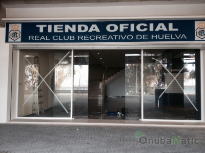 Puerta automatica de cristal en tienda oficial Real Club Recreativo Huelva