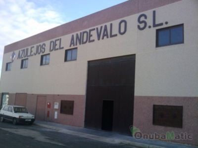 Puerta basculante en instalaciones de Azulejos el Andevalo en San Bartolomé de la Torre