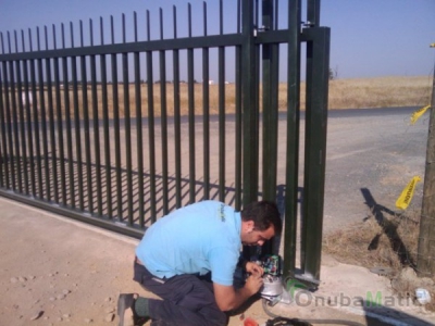 Puerta corredera automatica en deposito de aguas residuales de Villablanca.