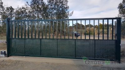 Puerta corredera automatizada en  Finca Covadonga en San Silvestre de Guzman (Huelva)