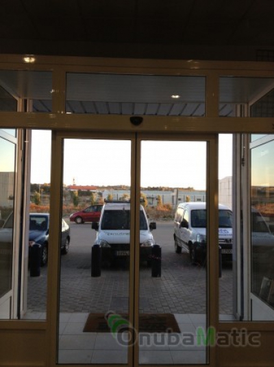 Puerta corredera cristal perfiles lacados blanco de doble hoja uso intensivo en local comercial  Mauricio Motor en Moguer