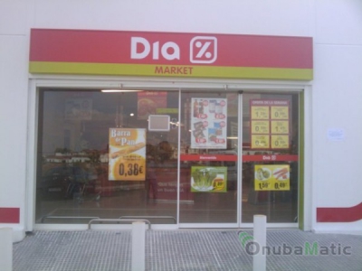 Puerta corredera cristal perfiles lacados blanco de doble hoja uso intensivo en supermercado DIA en San Juan del  Puerto