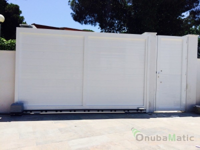 puerta corredera de aluminio con automatismo corredera instalada en Mazagón (Huelva)