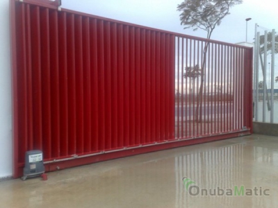 Puerta corredera insdustrial en instalaciones del Grupo Resa en Parque Huelva Empresarial