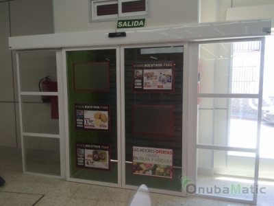 puerta de cristal automatica de 2 hojas instalada en Supermercado DIA de beas (Huelva).