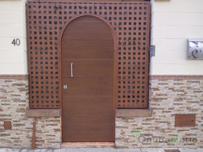 Puerta de entrada a vivienda en panel seccional imitación madera nogal