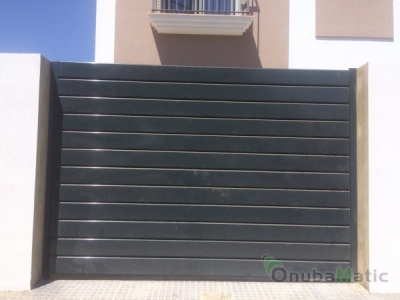 Puerta de garaje en aluminio de duelas de 100mm lacada en ral7016 instalada en Trigueros (Huelva)