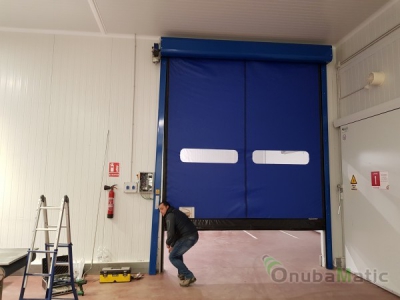 Puerta rapida en almacen frutas en Palos de la Frontera