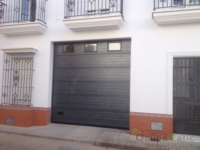 Puerta seccional automática en Ral7016 con ventanas en vivienda unifamiliar en Moguer