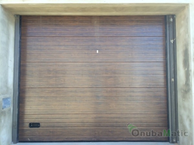 Puerta seccional automática imitacion madera mod. acanalado liso instalada en Bollullos del Condado.