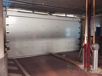 Puerta seccional automatica lacada en blanco  en aparcamientos Casa Colon en Huelva, parte interior