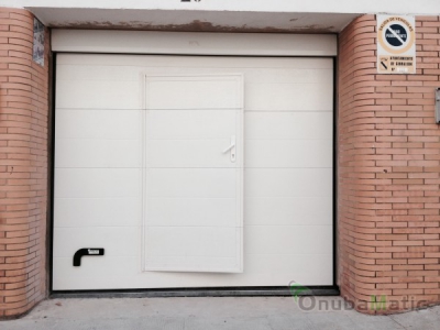 Puerta seccional automatica lacada en blanco  en garaje privado en Gibraleón