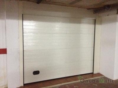 Puerta seccional automatica lacada en blanco  en vivienda unifamiliar en Palos de la Frontera.
