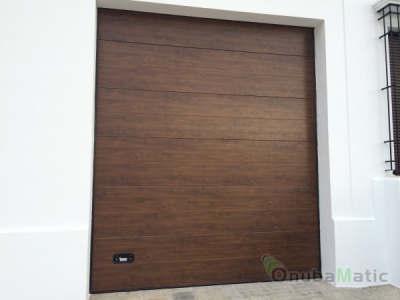 Puerta seccional automatica madera nogal instlada en Moguer (Huelva)