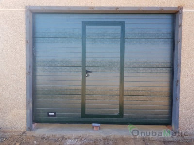 Puerta seccional con peatonal en Finca Jara Flor en Gibraleón (Huelva)