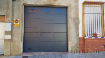 Puerta seccional en Bonares (Huelva)