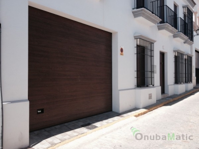 puerta seccional imitacion madera instalada en Huelva