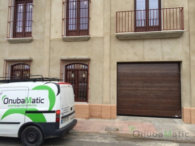 Puerta seccional imitación madera instalada en La Palma del Condado